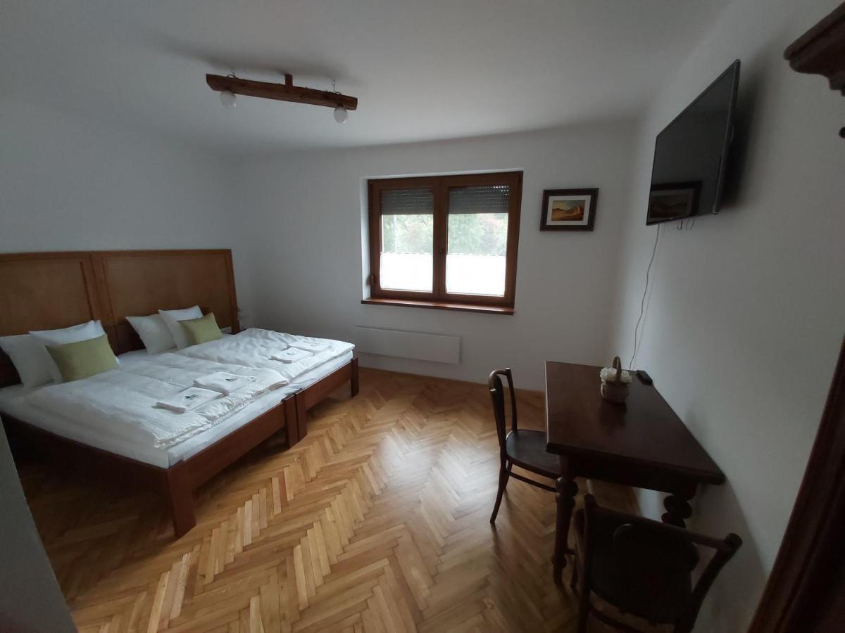 Bed and Breakfast Mamutfenyo Panzio Tata Esterno foto