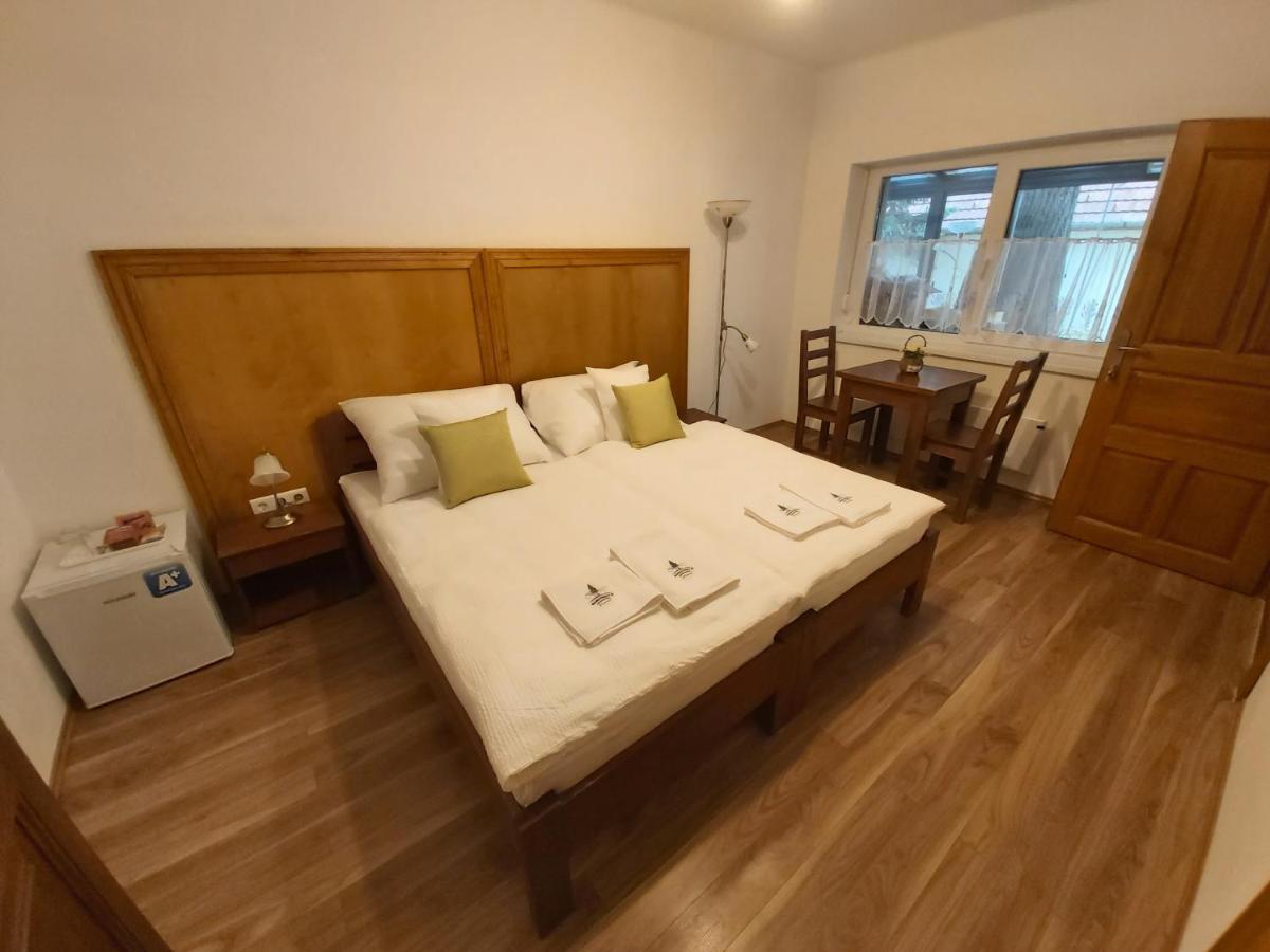 Bed and Breakfast Mamutfenyo Panzio Tata Esterno foto