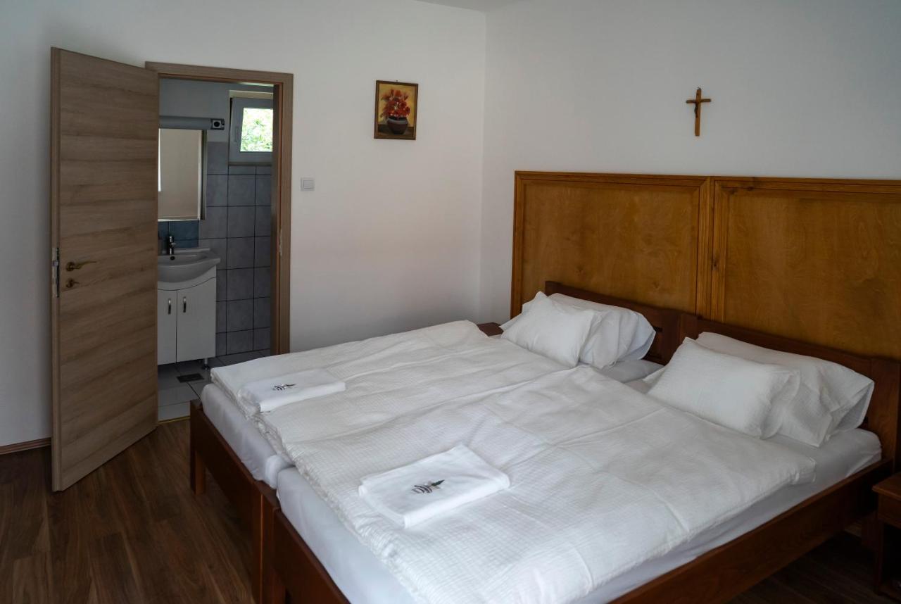 Bed and Breakfast Mamutfenyo Panzio Tata Esterno foto
