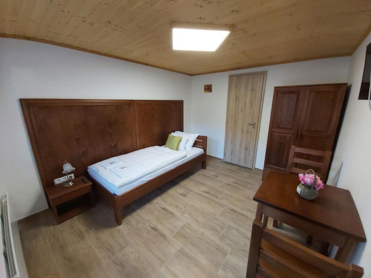 Bed and Breakfast Mamutfenyo Panzio Tata Esterno foto