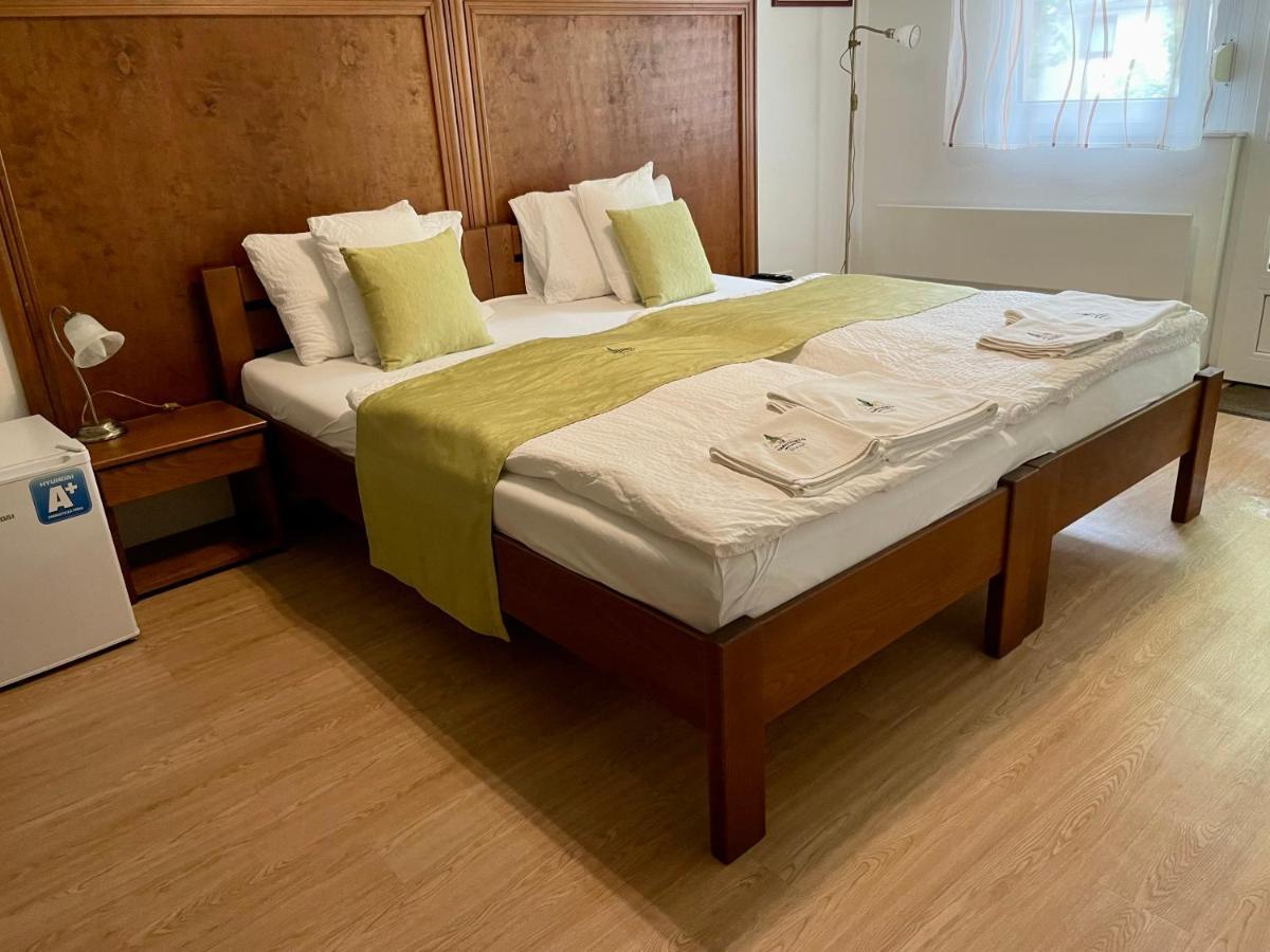 Bed and Breakfast Mamutfenyo Panzio Tata Esterno foto
