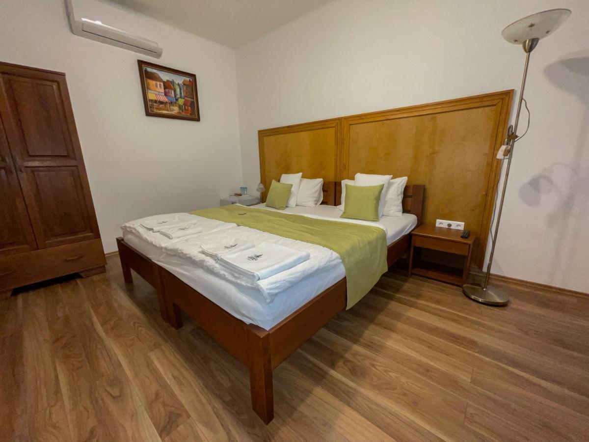 Bed and Breakfast Mamutfenyo Panzio Tata Esterno foto