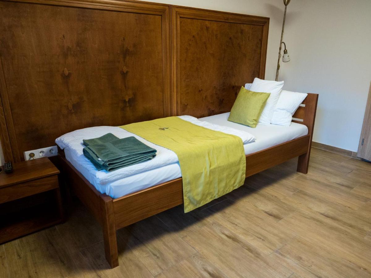 Bed and Breakfast Mamutfenyo Panzio Tata Esterno foto