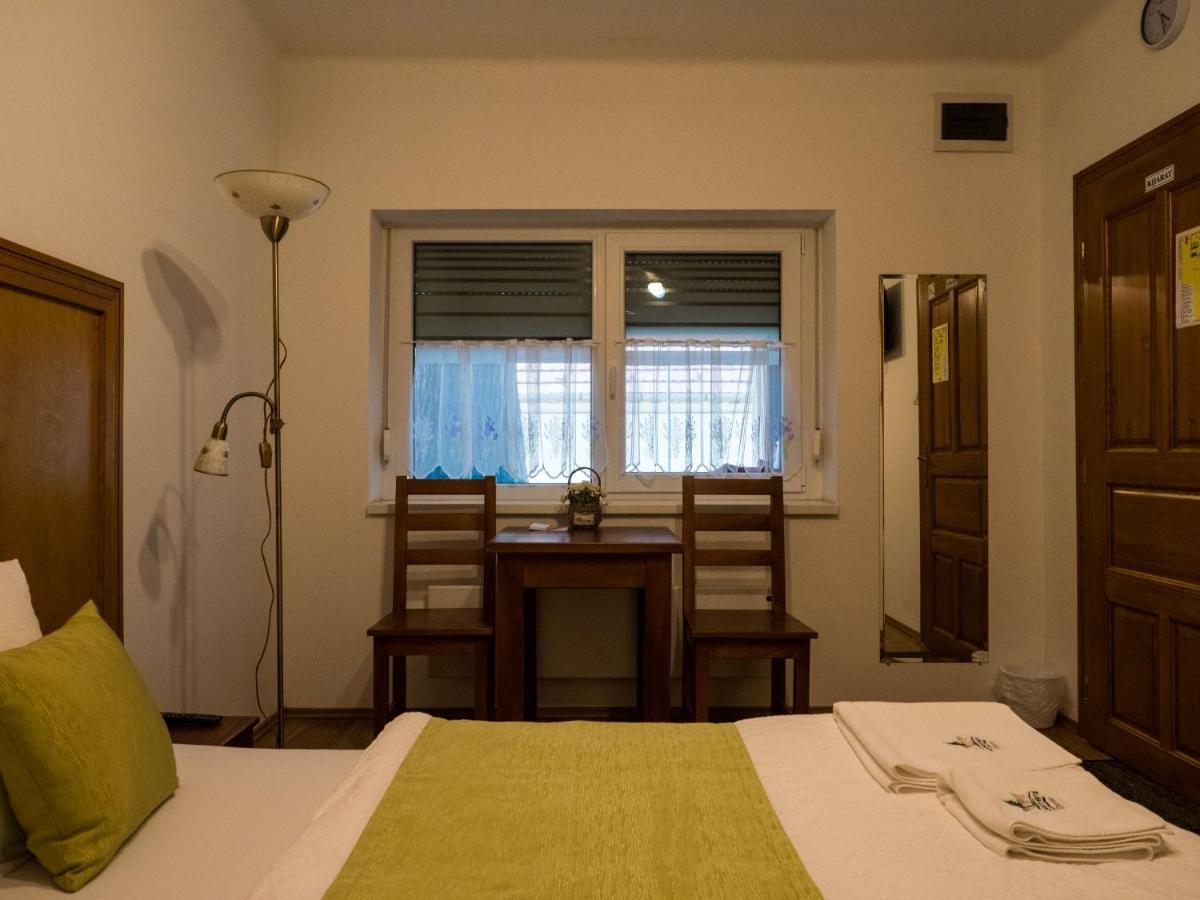 Bed and Breakfast Mamutfenyo Panzio Tata Esterno foto