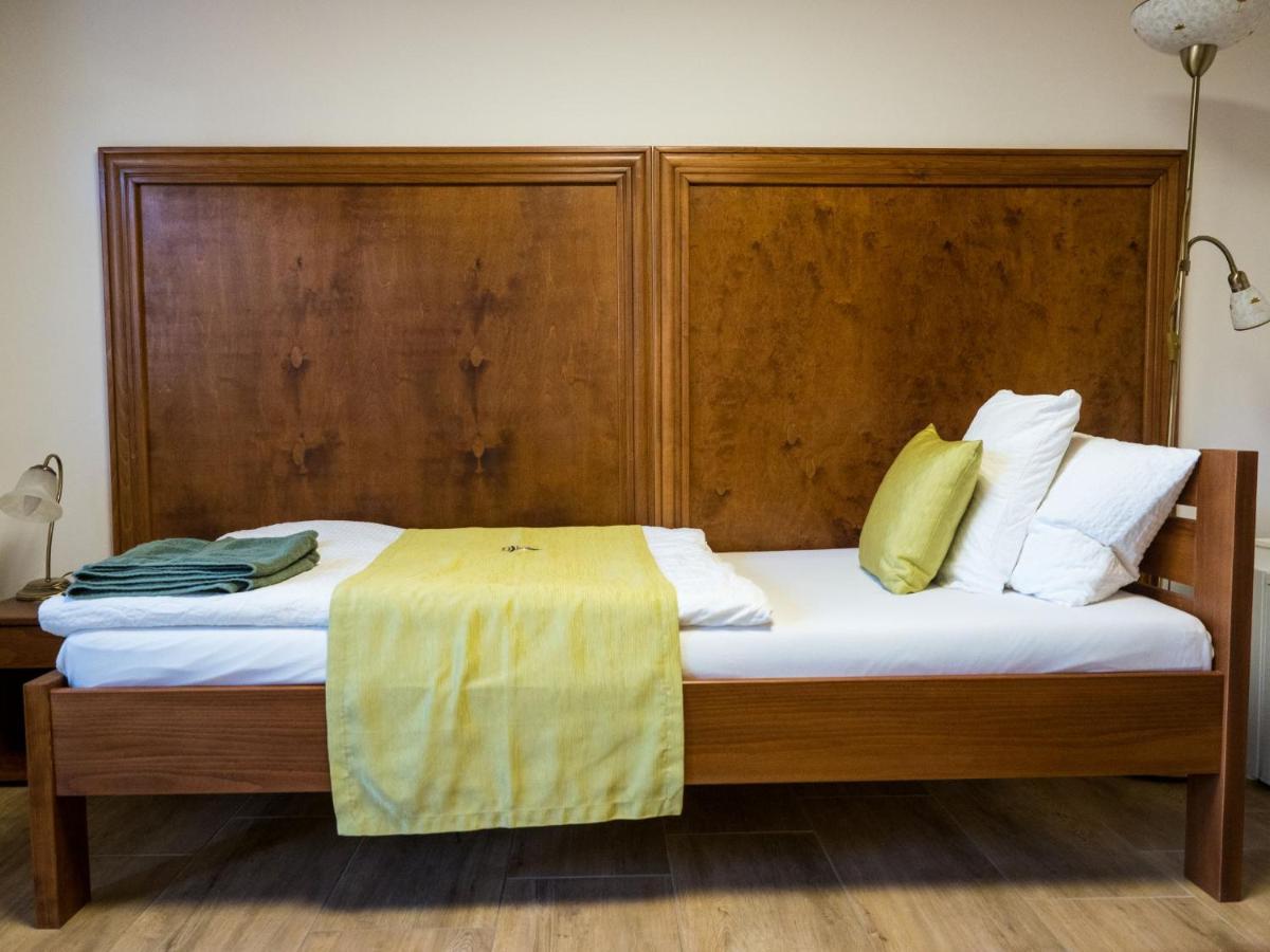 Bed and Breakfast Mamutfenyo Panzio Tata Esterno foto